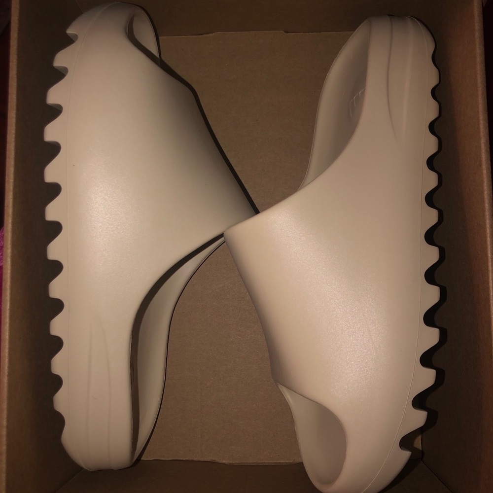 YEEZY SLIDES IN BONE  (SOLD ON DEPOP)